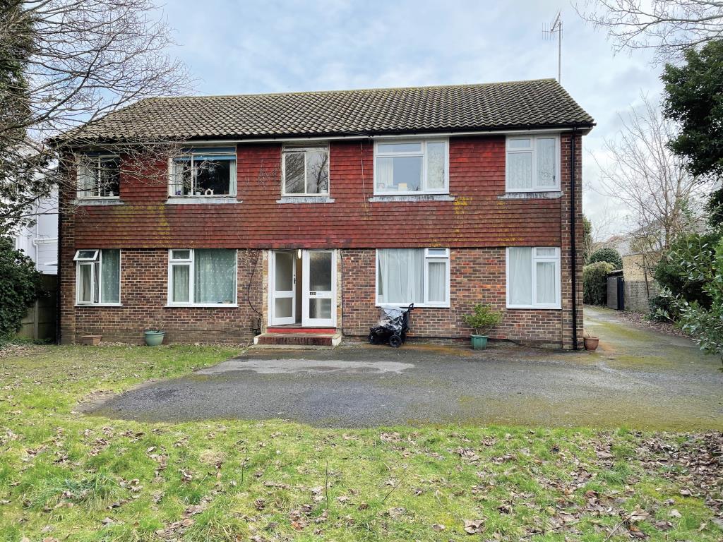 Lot: 46 - THREE FLATS PLUS GARAGE -